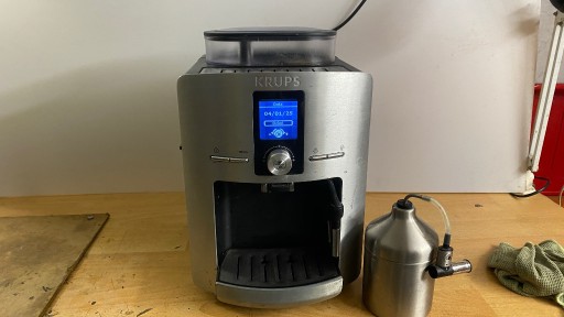 Zdjęcie oferty: KRUPS 8260 Expres do kawy 100% sprawny + pojemnika na mleko i spieniacz