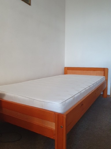 Zdjęcie oferty: Jednoosobowe drewniane łóżko z materacem