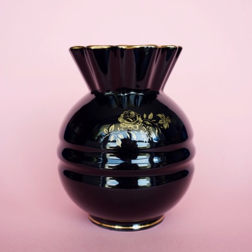 Zdjęcie oferty: Czarny wazon ze złotą dekoracją, retro, vintage