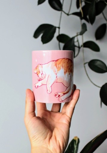Zdjęcie oferty: Kubek z rudym kotkiem na różowym tle, 330ml, Kubek z kotem
