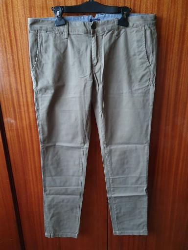 Zdjęcie oferty: Męskie spodnie chinosy Armani Jeans - stan idealny