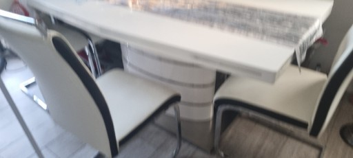 Zdjęcie oferty: Stół do salonu biały wstawki srebrne rozkładany. 