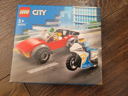 Zdjęcie oferty: LEGO 60392 Motocykl policyjny pościg za samochodem
