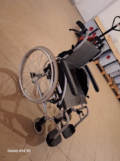 Zdjęcie oferty: Wózek inwalidzki i krzesełka pod prysznic 