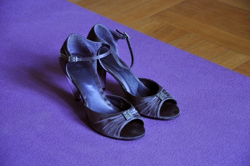 Zdjęcie oferty: Eleganckie buty na słupku Bata r.38