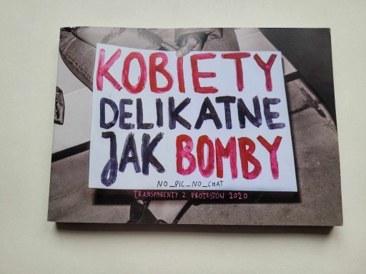 Zdjęcie oferty: Album KOBIETY DELIKATNE JAK BOMBY + maseczka