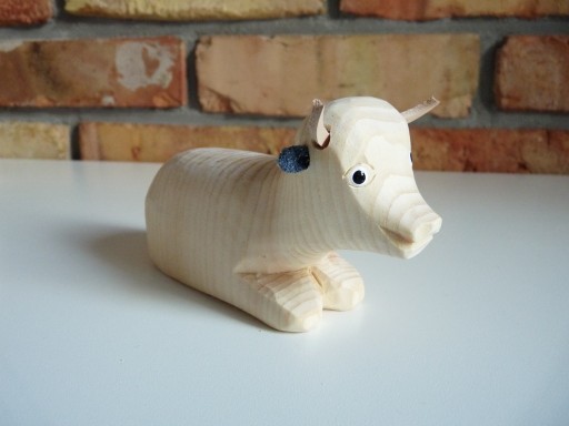 Zdjęcie oferty: Drewniana rzeźbiona figurka leżącej krówki krowa