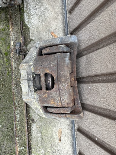 Zdjęcie oferty: Audi A8 D3 zestaw tarcze nawiercane z zaciskami klocki i łożami   