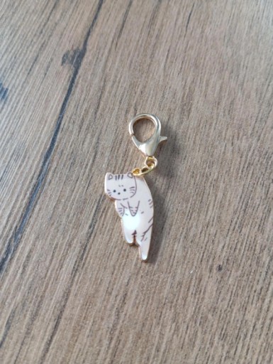 Zdjęcie oferty: Brelok, zawieszka z wiszącym kotem. Brązowy