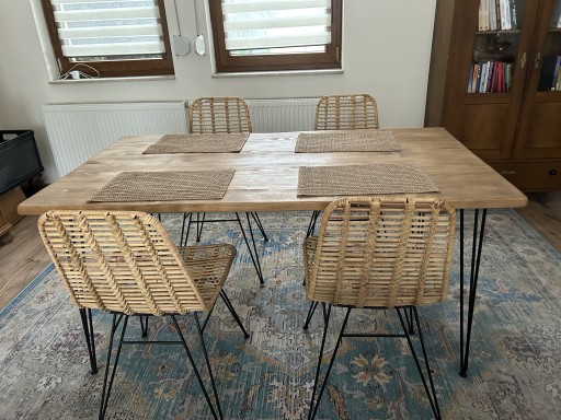 Zdjęcie oferty: Stół drewniany i 4 krzesła z rattanu