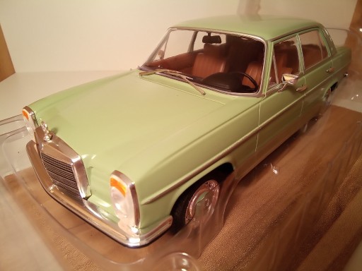 Zdjęcie oferty: MERCEDES-BENZ 220D W115, green, 1:18