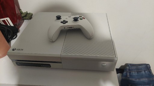 Zdjęcie oferty: XBOX ONE + 8 gier + pad