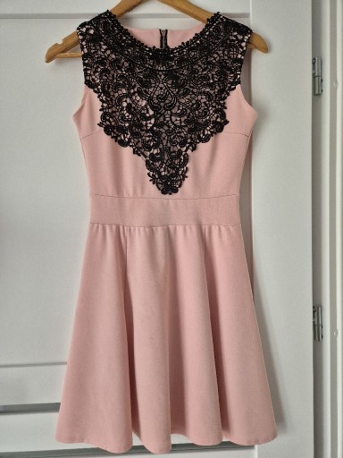 Zdjęcie oferty: Elegancka sukienka z koronkowym dekoldem XS/S