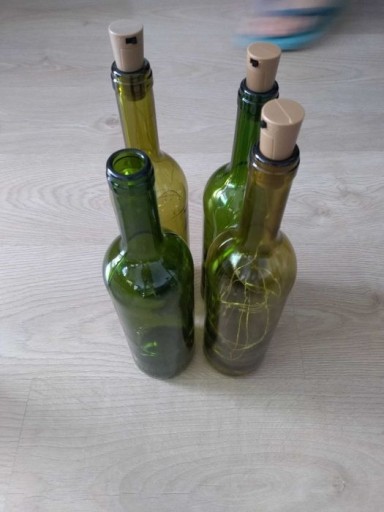 Zdjęcie oferty: Dekoracyjne korki świecące + zielone butelki