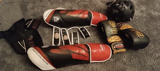 Zdjęcie oferty: Rękawice, ochraniacze oraz kask Maters kick boxing