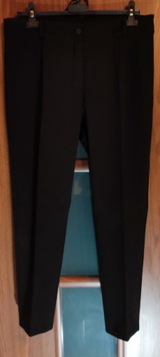 Zdjęcie oferty: Czarne, eleganckie spodnie z kantem - rozmiar 44
