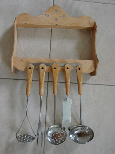 Zdjęcie oferty: Przybory kuchenne wiszące z półeczką na przyprawy