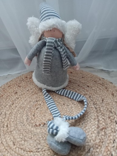 Zdjęcie oferty: ANIOŁ SIEDZĄCY LALECZKA PLUSZ SREBRNY BIAŁY ŚWIĄTECZNY SKRZAT 75 CM