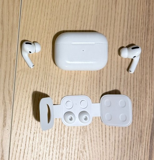 Zdjęcie oferty: AirPods Pro - prawa słuchawka trzeszczy podczas ruchu