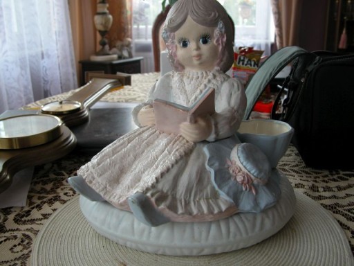 Zdjęcie oferty: figurka ceramiczna urocza dziewczynka 