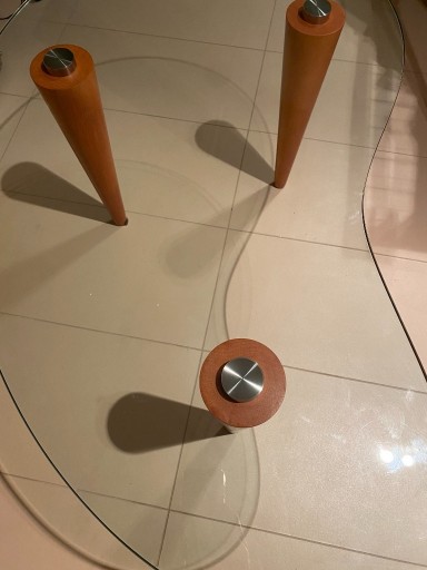 Zdjęcie oferty: Szklany stolik kawowy z litymi drewnianymi nogami