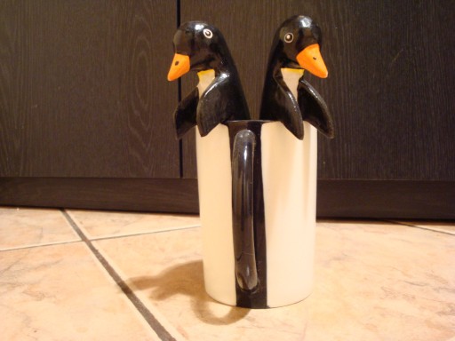 Zdjęcie oferty: Kubek biało-czarny plus dwa drewniane pingwiny