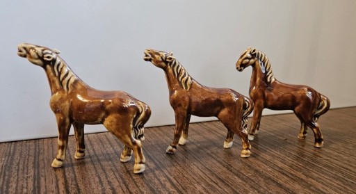 Zdjęcie oferty: 3 porcelanowe koniki konie figurki figurka ładne