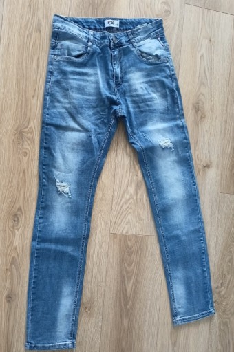 Zdjęcie oferty: Spodnie jeansowe r. 164, przetarcia