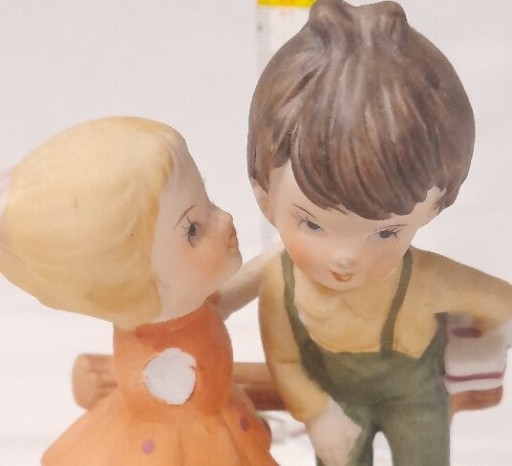 Zdjęcie oferty: Porcelanowa figurka chłopiec i dziewczyna, defekt.
