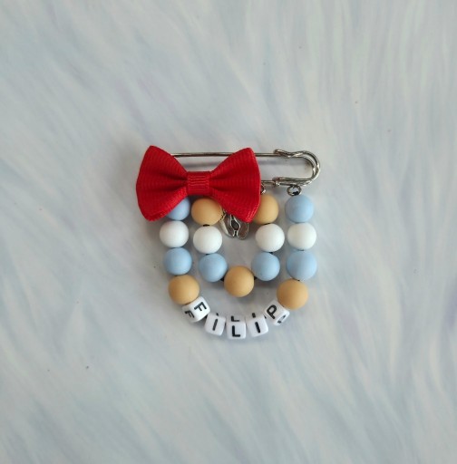 Zdjęcie oferty: Przypinka , broszka do wózka z czerwoną kokardą