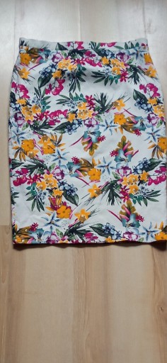 Zdjęcie oferty: Spódnica w kwiaty marki F&F rozm. 40 