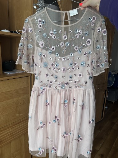 Zdjęcie oferty: Piękna tiulowa sukienka z cekinami i kwiatami M