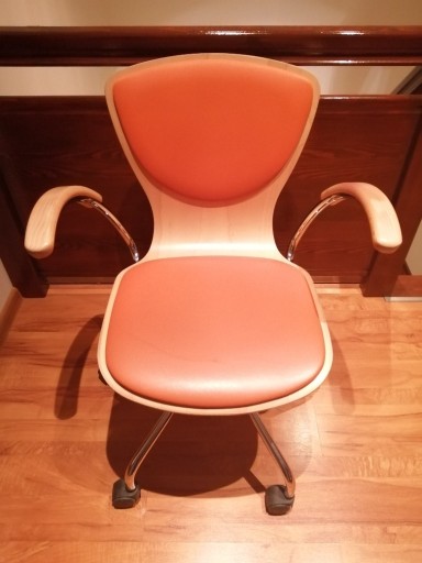 Zdjęcie oferty: Krzesło obrotowe pomarańczowe z drewnem