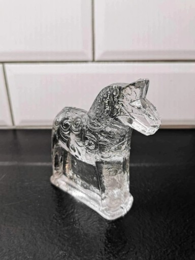 Zdjęcie oferty: Szklana figurka konika z Dalarny Dalahast Szwecja