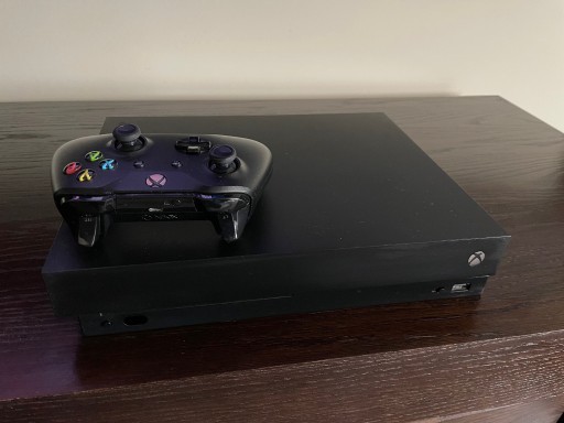 Zdjęcie oferty: Xbox One X 1 TB stan bdb + 5 gier