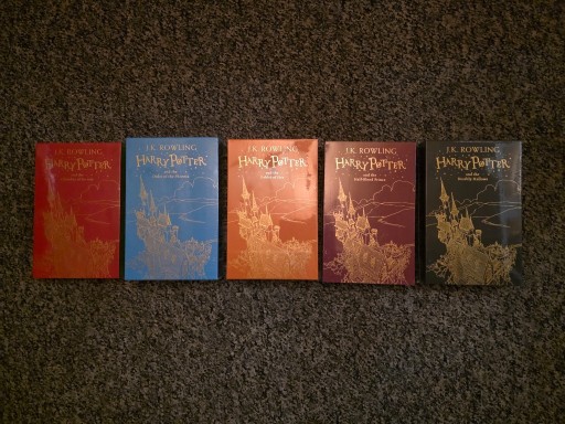 Zdjęcie oferty: Harry Potter po angielsku twarda okładka Wydawnictwo Bloomsbury