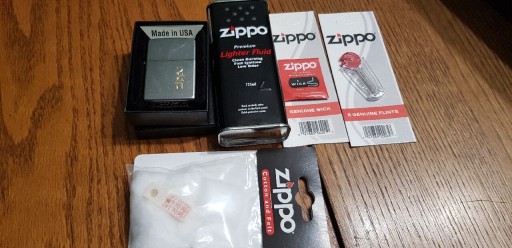 Zdjęcie oferty: Zapalniczka Zippo z akcesoriami 