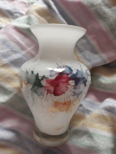 Zdjęcie oferty: Śliczny biały we wzorek wazon modernistyczny 