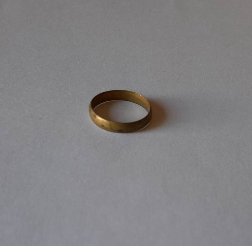 Zdjęcie oferty: Metalowa obrączka pierścionek w złotym kolorze PRL