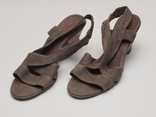 Zdjęcie oferty: Sandały na koturnie rozmiar 40 - 25,5 cm Jones