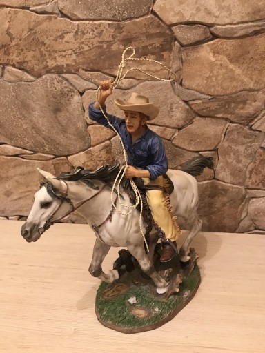 Zdjęcie oferty: Figurka z motywem kowbojskim mężczyzna na koniu