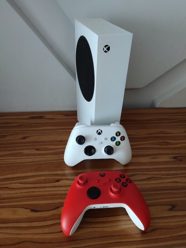 Zdjęcie oferty: [Xbox] Konsola Xbox Series S + 2 Pady Series