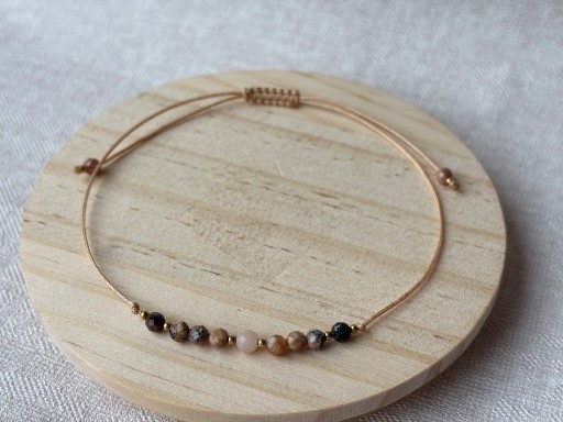 Zdjęcie oferty: bransoletka na sznurku z kamieniami naturalnymi