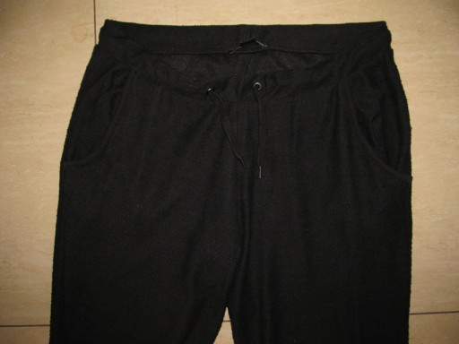 Zdjęcie oferty: Czarne spodnie dresowe na gumce, przewiewne