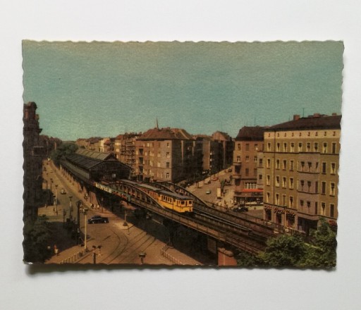 Zdjęcie oferty: BERLIN pocztówka Stary dworzec auta pociąg1964 rok