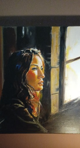 Zdjęcie oferty: Kobieta patrząca przez okno.