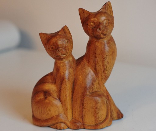 Zdjęcie oferty: Dwa kotki stara rzeźba w drewnie figurka