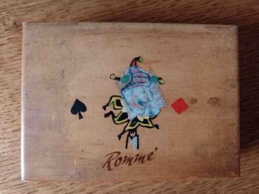 Zdjęcie oferty: stare karty do gry w pudełku drewnianym