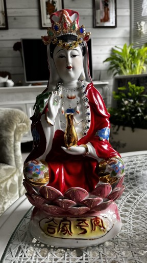Zdjęcie oferty: Figurka chińska bogini w kwiecie lotosu