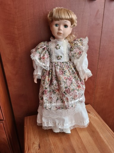 Zdjęcie oferty: Stara porcelanowa lalka laleczka + stojak